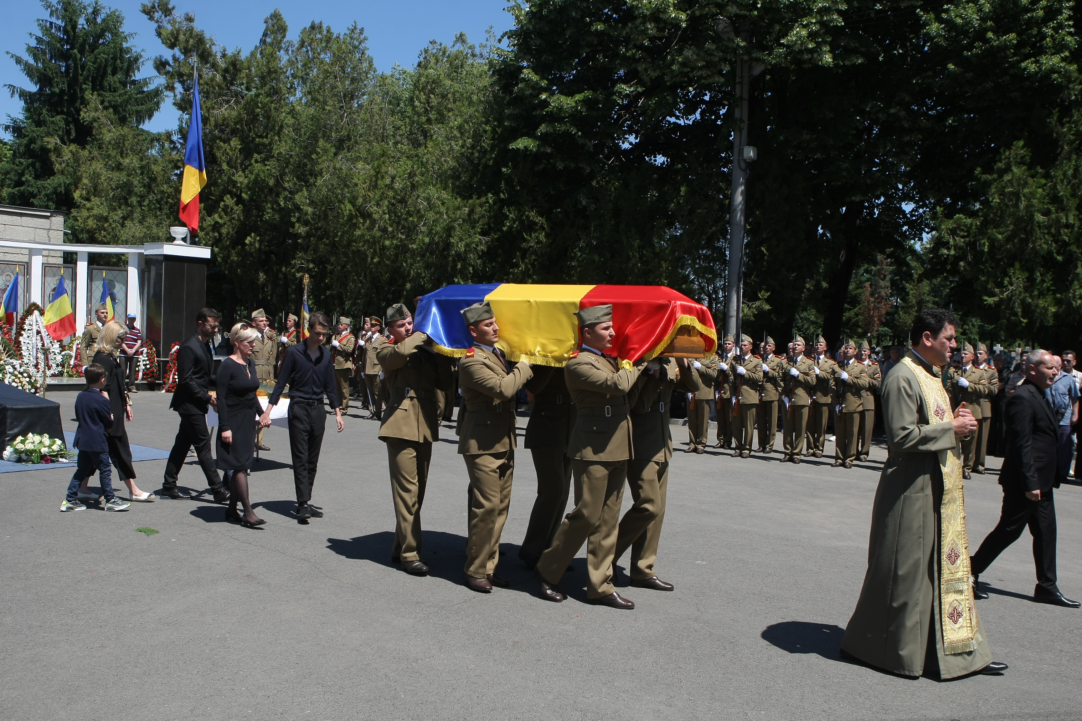 GALERIE FOTO&VIDEO/ Cristian Țopescu, înmormântat cu onoruri militare, la Cimitirul Ghencea Militar din București