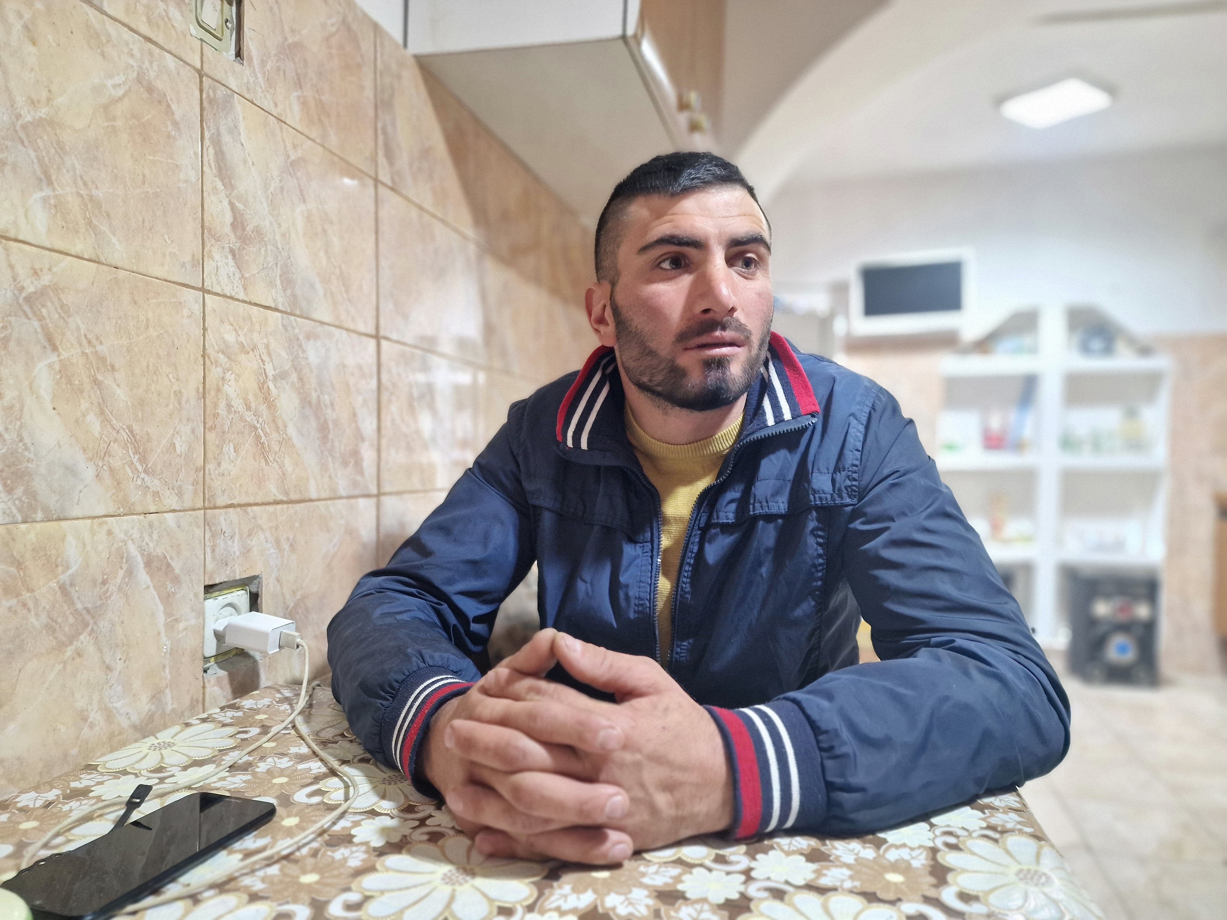 REPORTAJ. ZIUA CEA MAI LUNGĂ A LUI LAURENȚIU. Confundat cu unul dintre suspecții crimei de la Sibiu, încătușat și bătut, bărbatul din Dolj vrea acum să dea Poliția în judecată: „Mă împrumut de bani, dar nu-i las!”