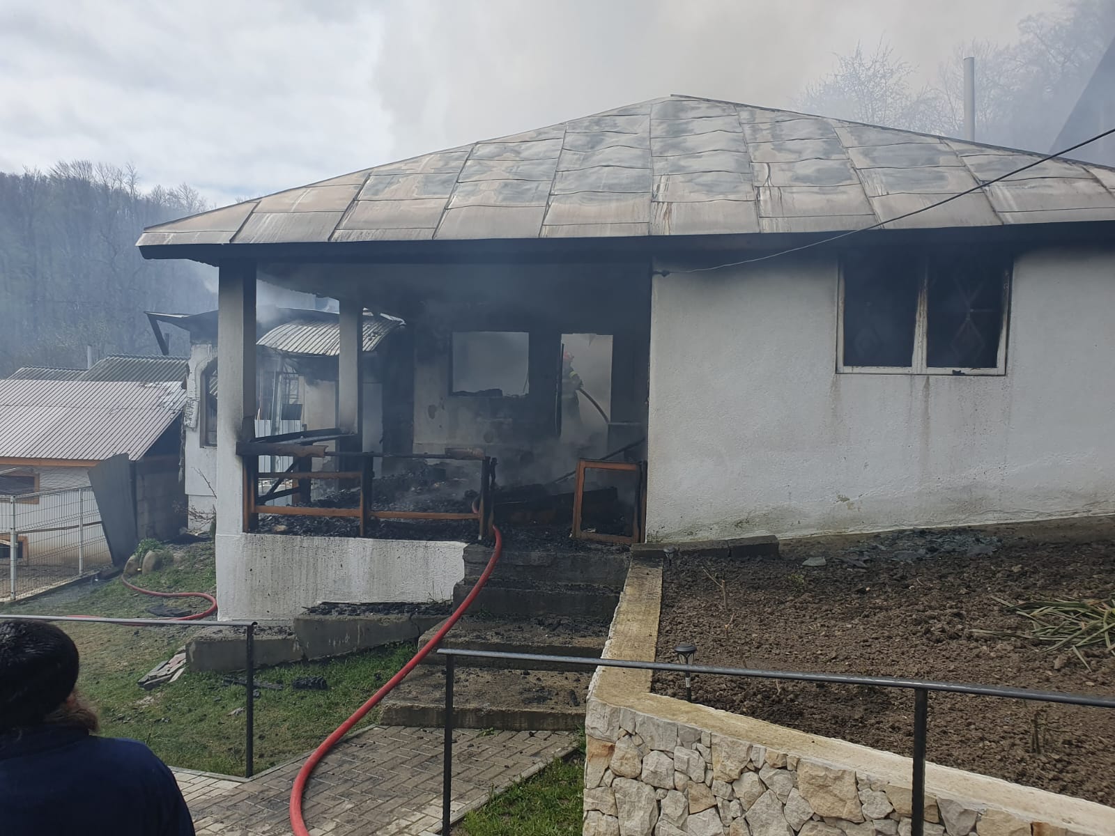 Incendiu la Mănăstirea Tarnița din județul Vrancea. Pompierii au intervenit cu două echipaje