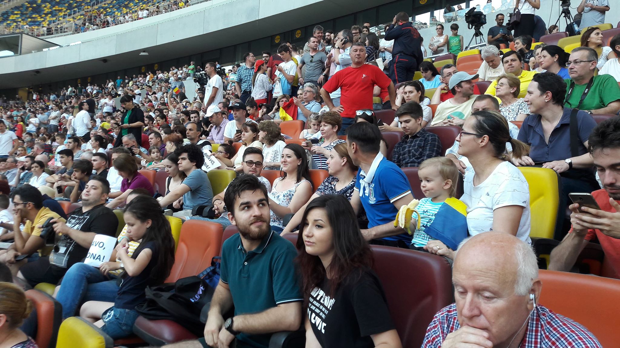 VIDEO. Simona Halep a prezentat trofeul de la Roland Garros, la Arena Națională. ”Simo”, emoționată. Aplauze, spectacol de gală, dar și fluierături / FOTO