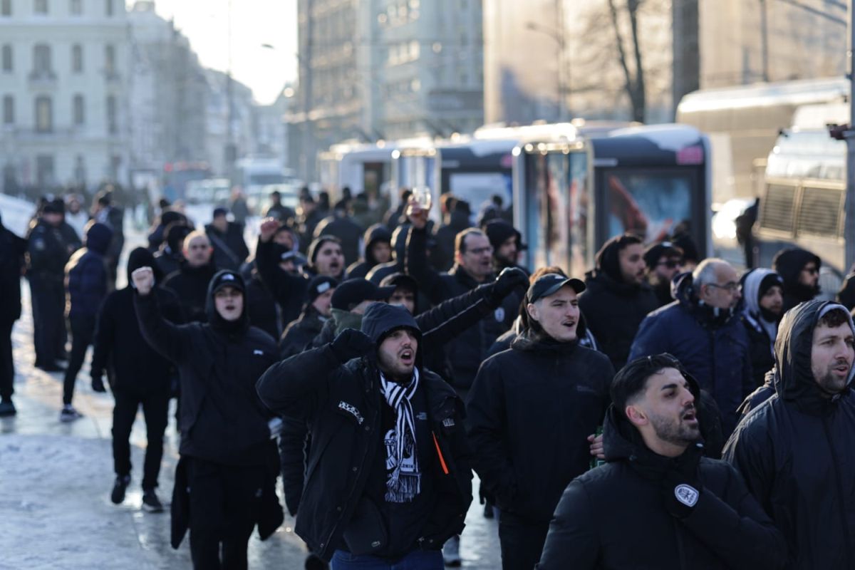 Fanii lui PAOK Salonic au luat cu asalt Centrul Vechi, înaintea partidei decisive cu FCSB din Liga Europa | VIDEO