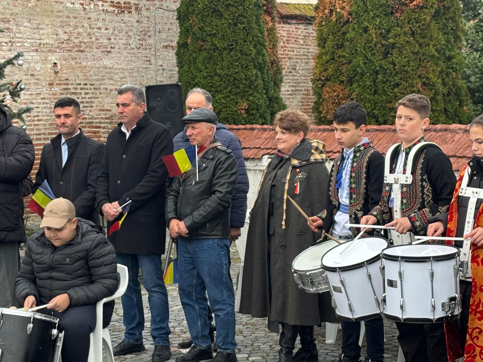 De Ziua Națională, la Potlogi, Dâmbovița, copiii au dat fasolea cu ciolan pe hotdog. „Nu vă luați după venetici”