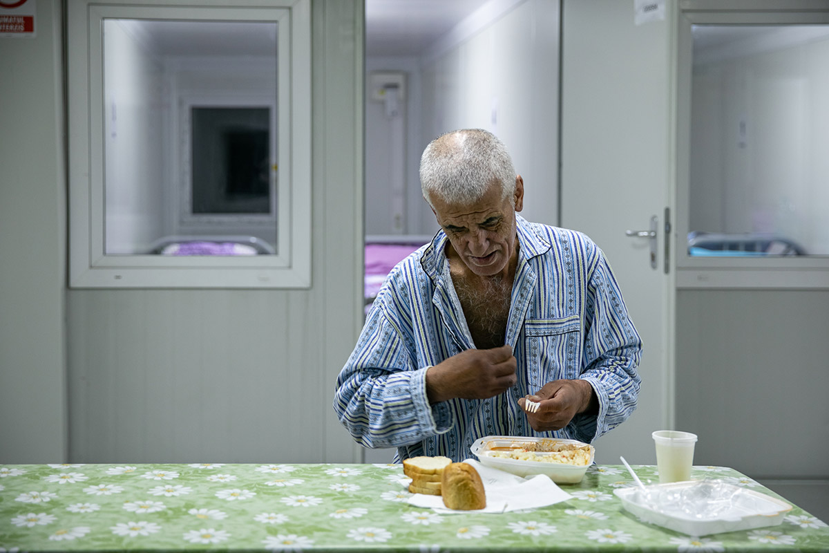 Cum e noaptea dintre ani pentru oamenii fără adăpost,  care abia își duc zilele. Revelion cu urme de artificii pe cer și o felie de tort de ciocolată
