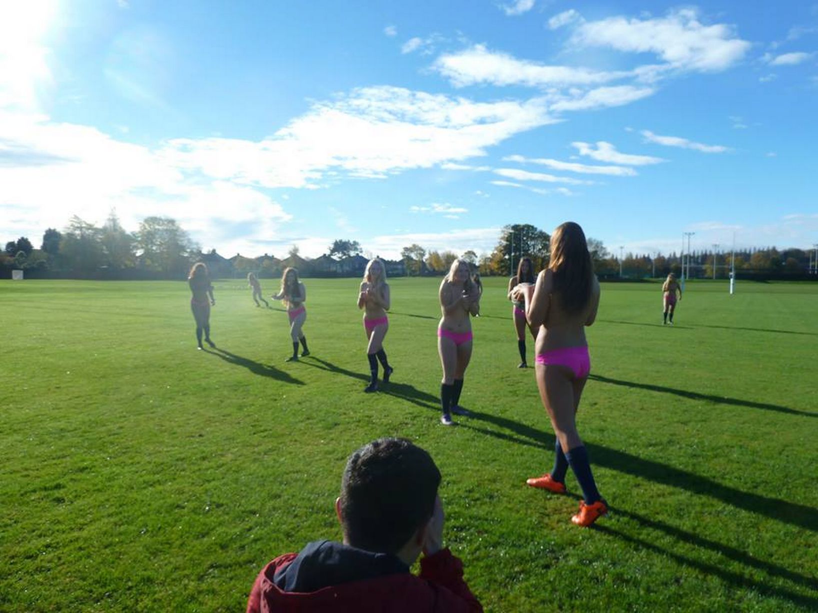 Placaje în pielea goală! Echipa feminină de rugby a Universității din Liverpool a pozat în scop caritabil