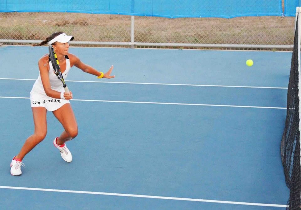 Un mare talent al tenisului tricolor se stinge în Cipru: ”Caut sponsor, pentru a-mi realiza visul!”. Raluca Șerban a intrat pe mâna antrenorului care l-a făcut mare pe Baghdatis. Sportiva este valoroasă, dar și frumoasă / GALERIE FOTO