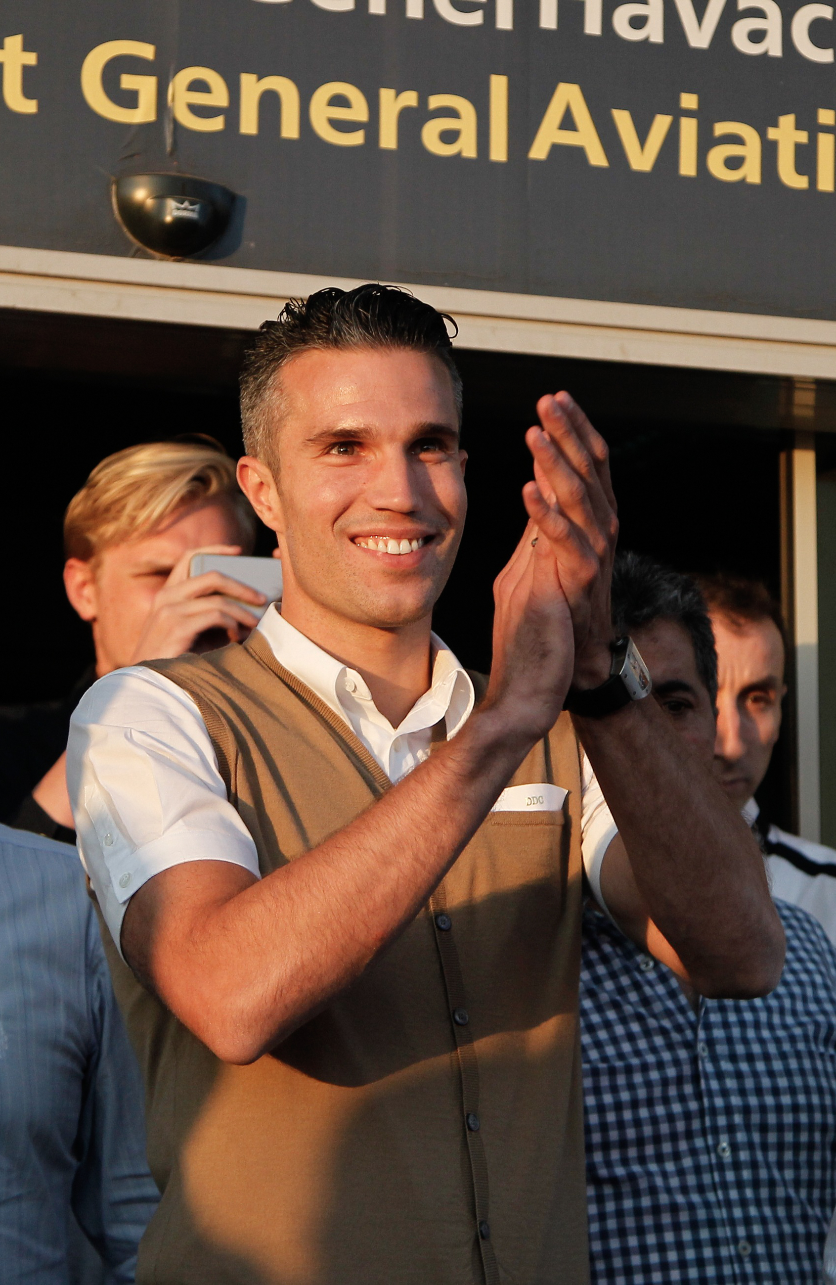 Robin Van Persie a ajuns la Istanbul să semneze cu Fenerbahce / GALERIE FOTO