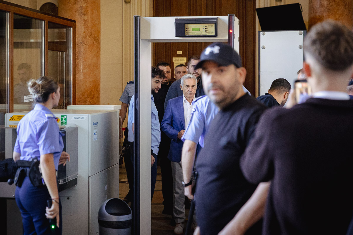 Călin Georgescu în sala de judecată. Ce a făcut în timpul procesului în care e acuzat de complicitate la tentativă de lovitură de stat