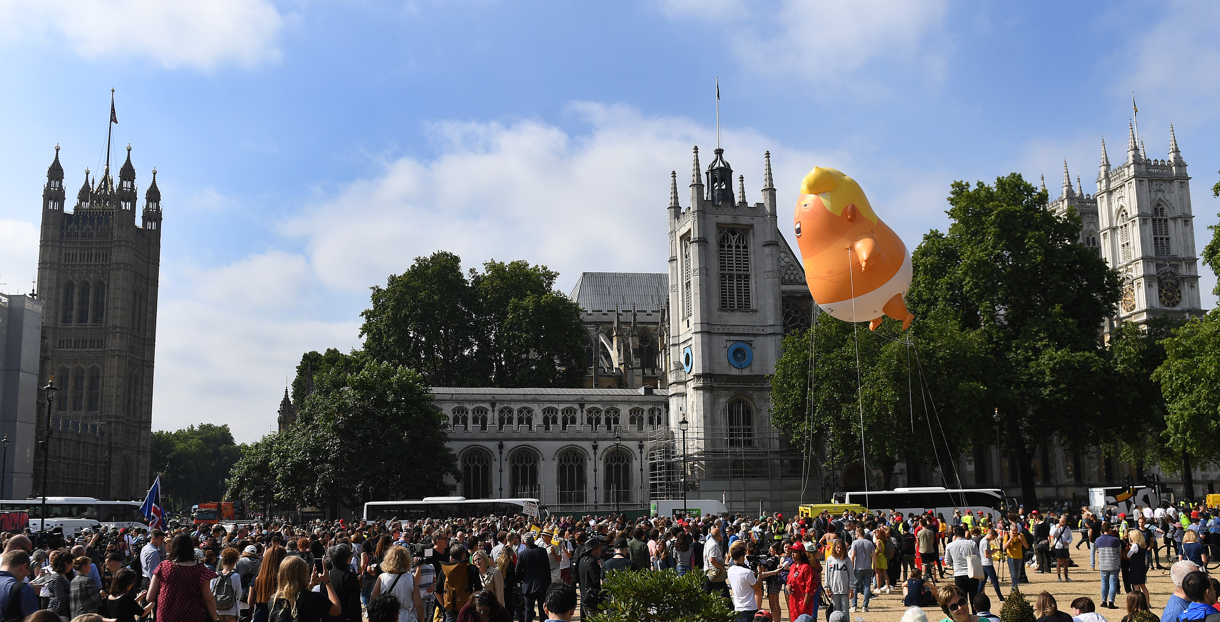 FOTO | Zeci de mii de oameni protestează la Londra împotriva vizitei lui Trump în Marea Britanie