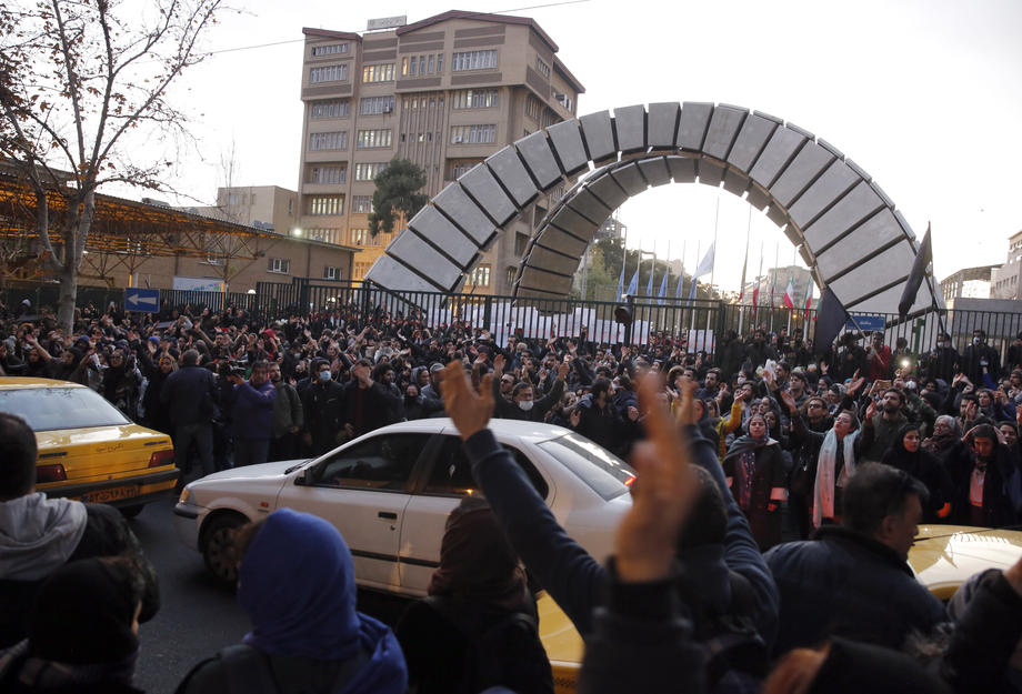 Manifestație rară la Teheran: mii de iranieni au ieșit în stradă și au strigat „moarte dictatorului”
