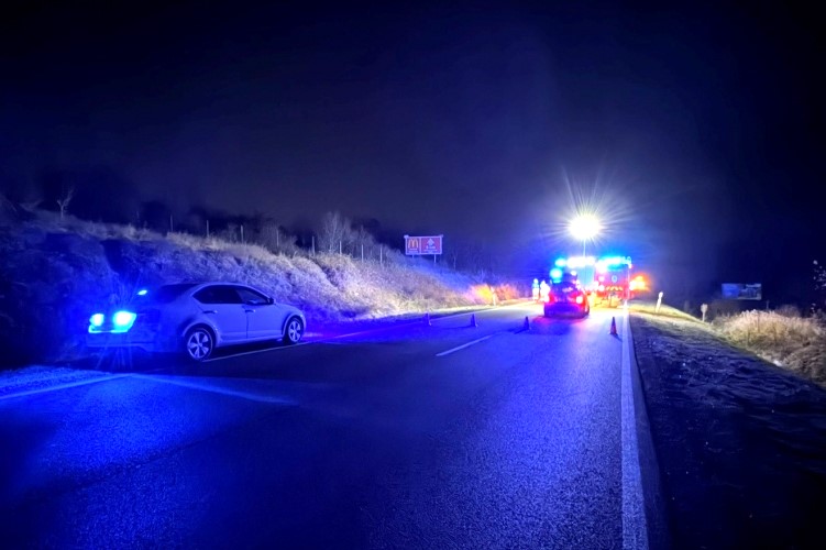 Sokkoló baleset: rendőröket gázoltak el hajnalban a 8-as főúton, amikor egy szarvast húztak le az útról