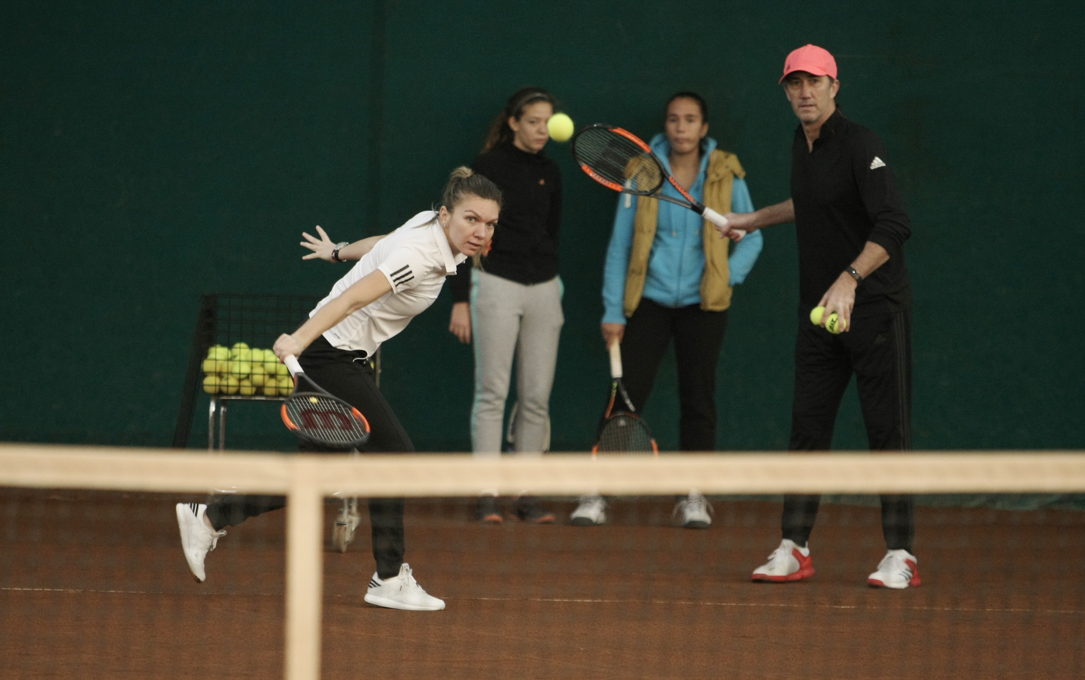 Simona Halep și-a luat energie de la copii! Un fost fotbalist stelist și-a adus fata, ca să ia autograf de la campioană / GALERIE FOTO