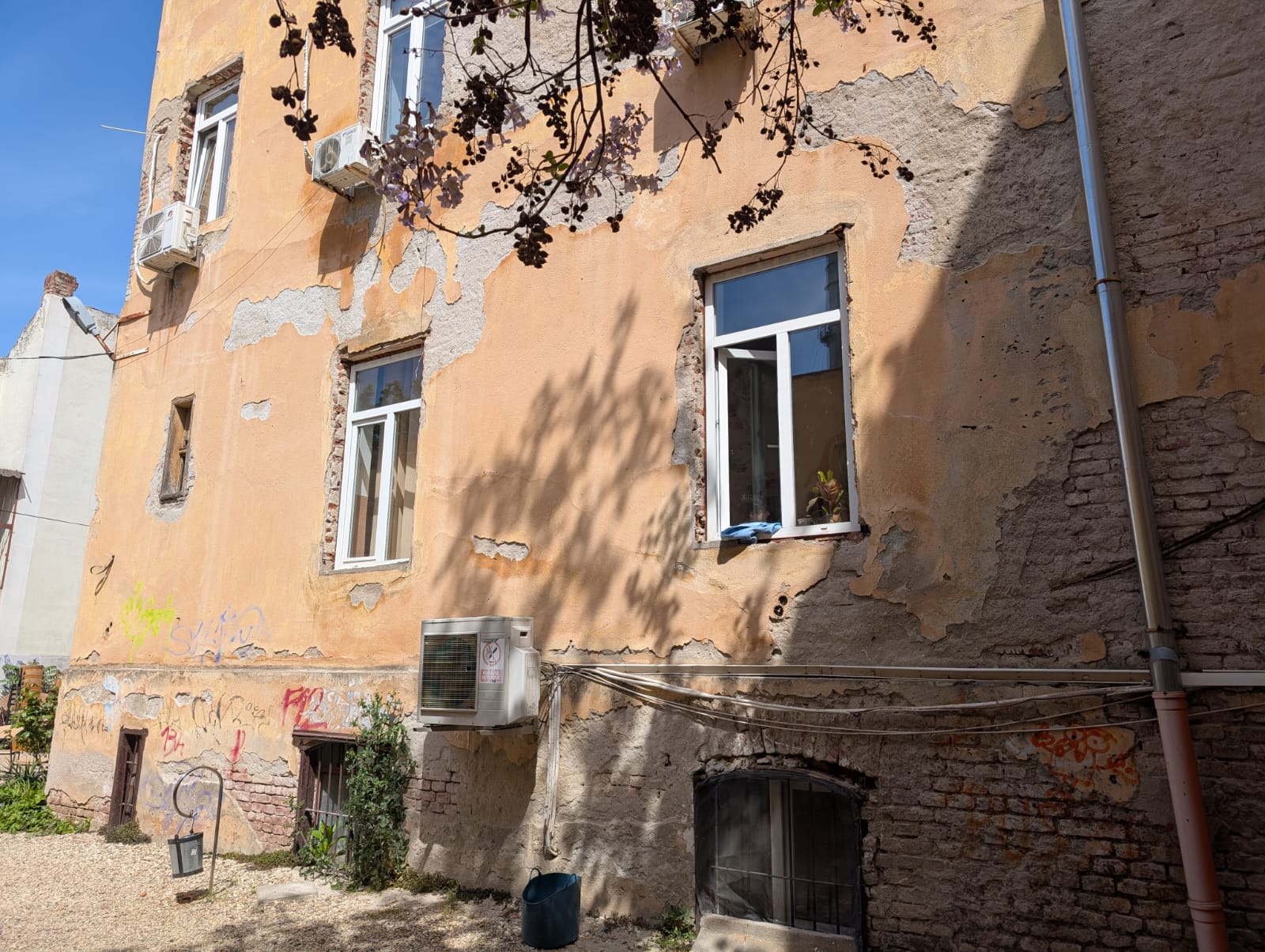 Așa arată România educată. Imagini dezolante într-un liceu din Timișoara. Elevi înghesuiți la subsol, în clase pline de igrasie și mucegai.  „Venim cu măști de protecție ca pe timpul pandemiei de Covid”