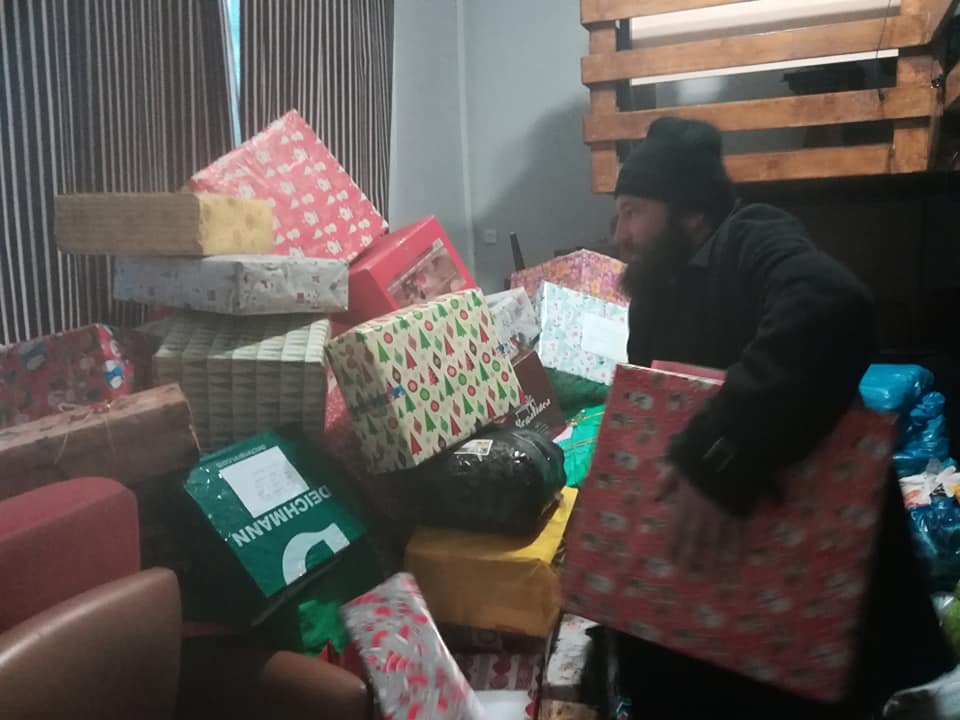 REPORTAJ/Preotul care a strâns o armată de îngeri păzitori și-a reușit o minune. 4.000 de copii săraci au intrat în an nou cu hăinuțe noi!