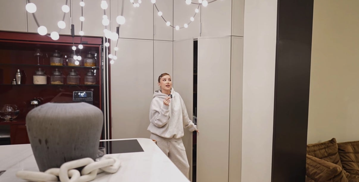 Imagini cu casa din București în care locuiește Alina Ceușan. Sora ei s-a ocupat de design și doar în reviste mai vezi așa ceva