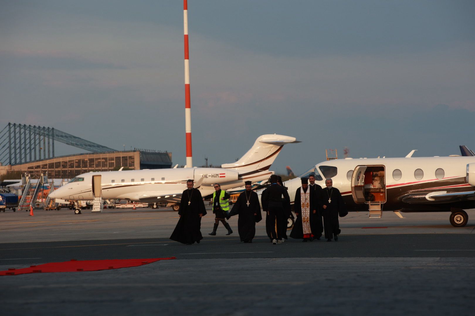 Sfânta Lumină de la Ierusalim a ajuns în România: „Este semnul că iubirea lui Dumnezeu nu moare niciodată”