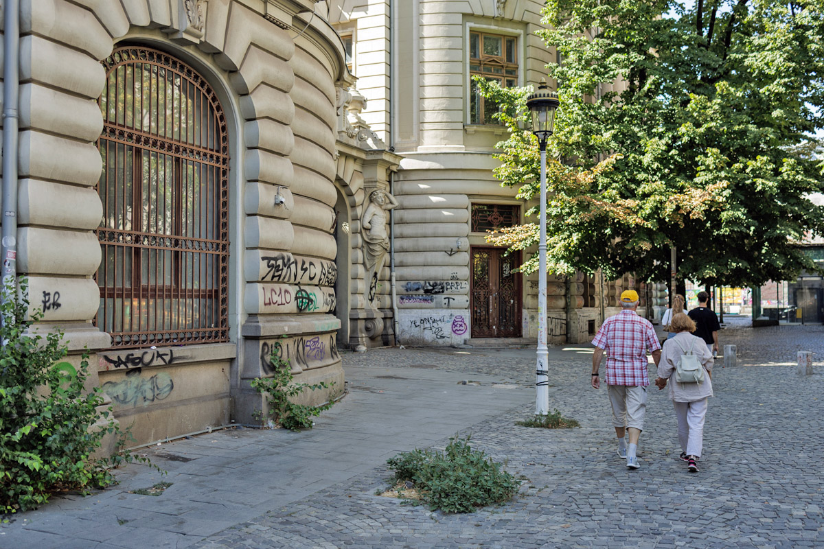 Curățarea Centrului Istoric a început, dar nu se vede. Cea mai profitabilă zonă turistică din București arată deplorabil