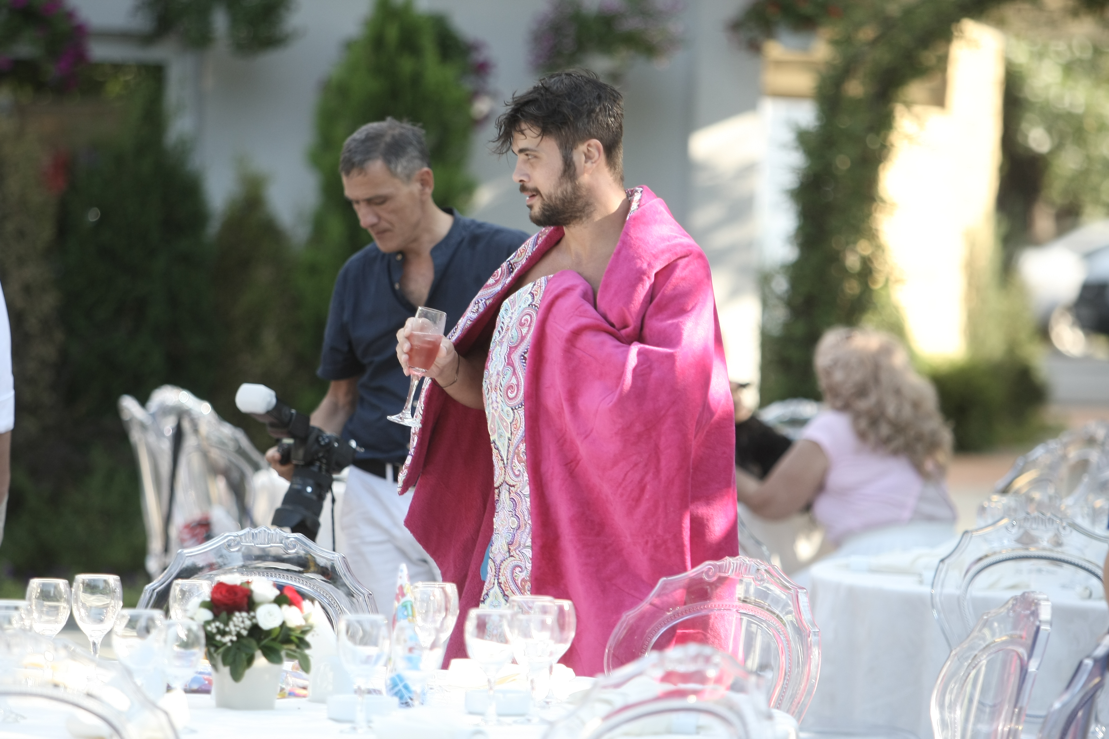 VIDEO EXCLUSIV/ Imagini de senzație cu soțul Oanei Roman la o petrecere. S-a dezbrăcat și s-a aruncat în piscină