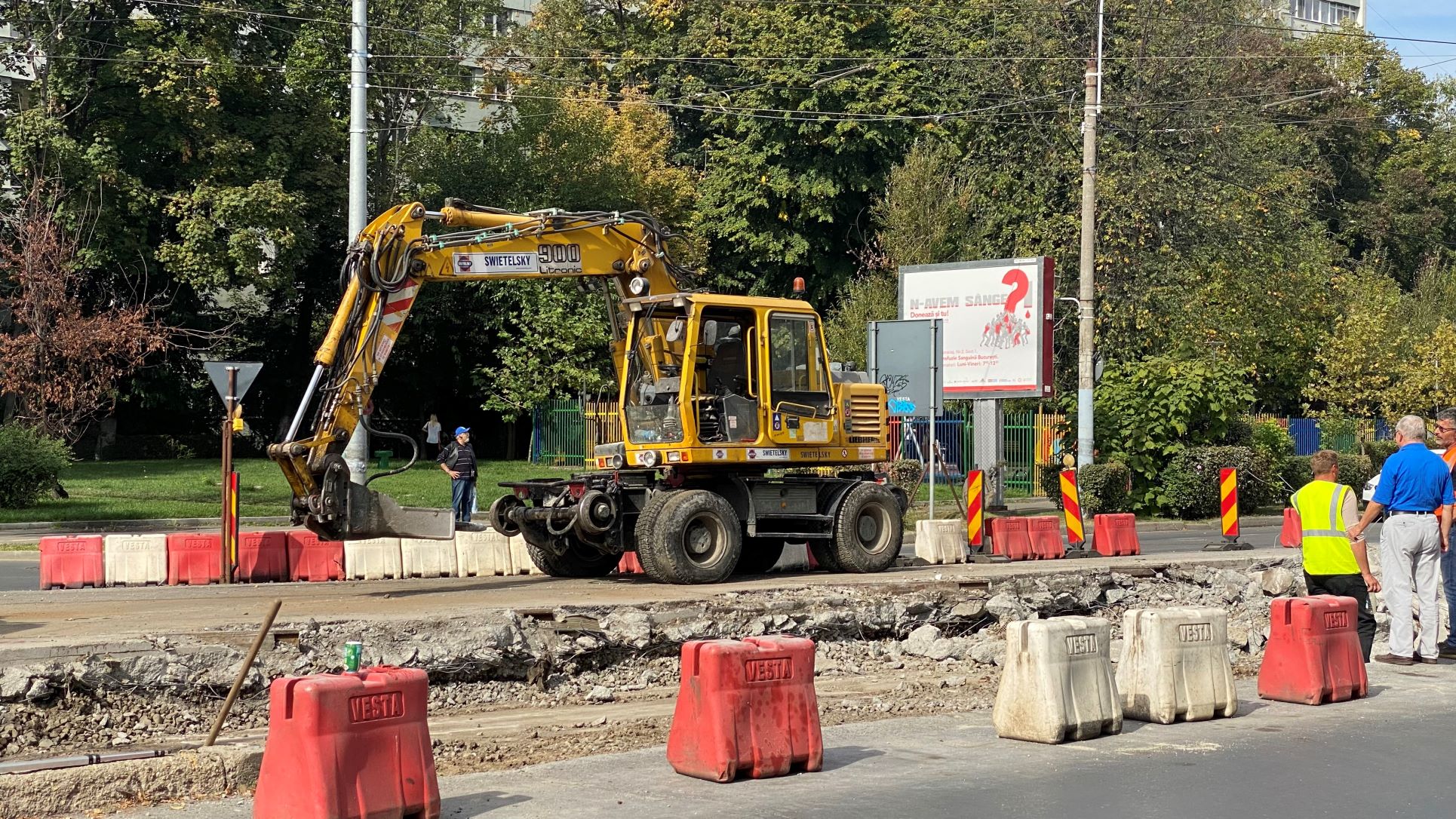 FOTO. În vizită pe șantierul de pe linia lui 41, de la Piața Drumul Taberei. „Băgăm material, muncim fără pauză numai să terminăm la timp”
