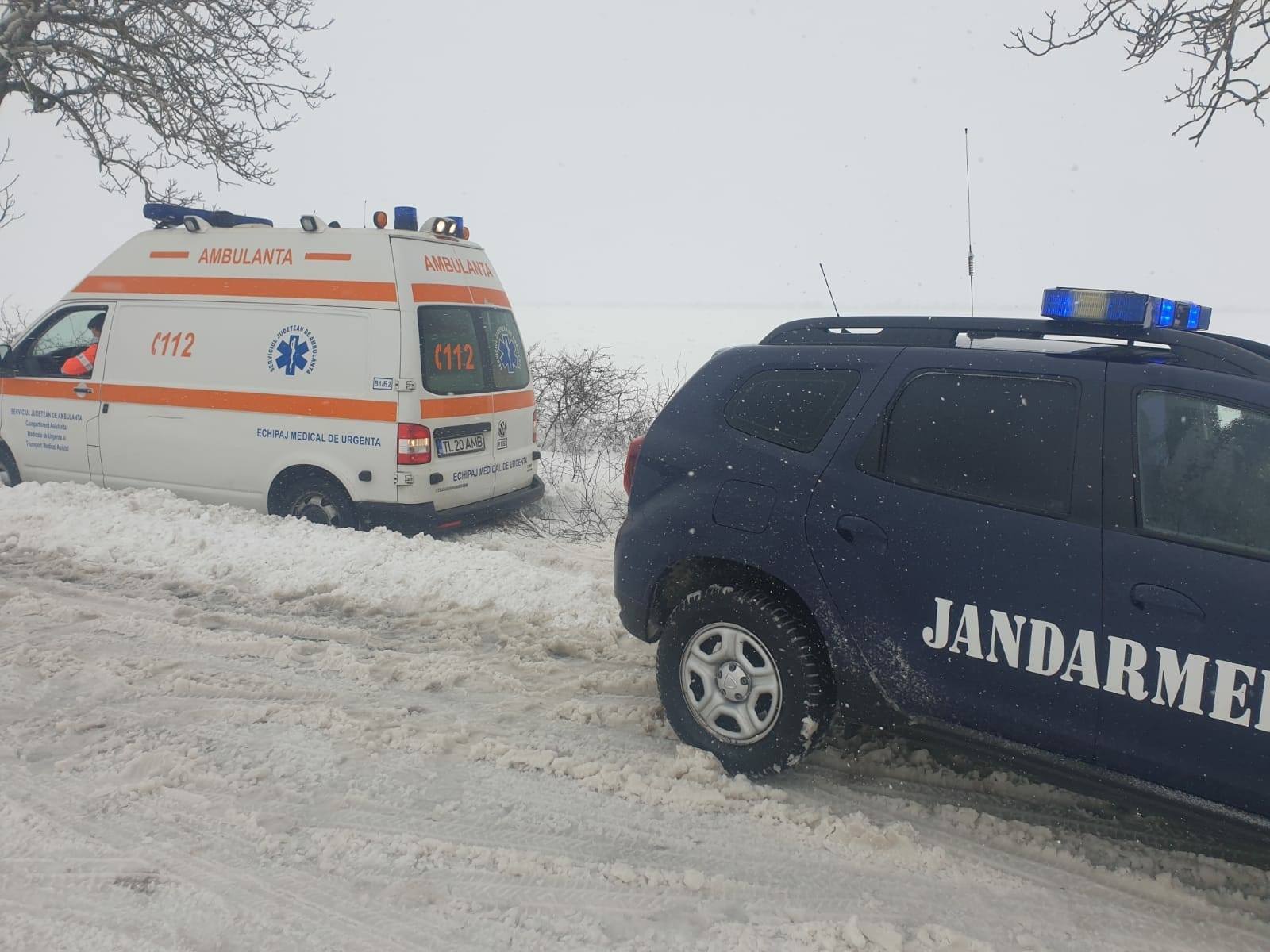 Intervenție dificilă în Tulcea. O ambulanţă care transporta la spital o femeie însărcinată, blocată în zăpadă