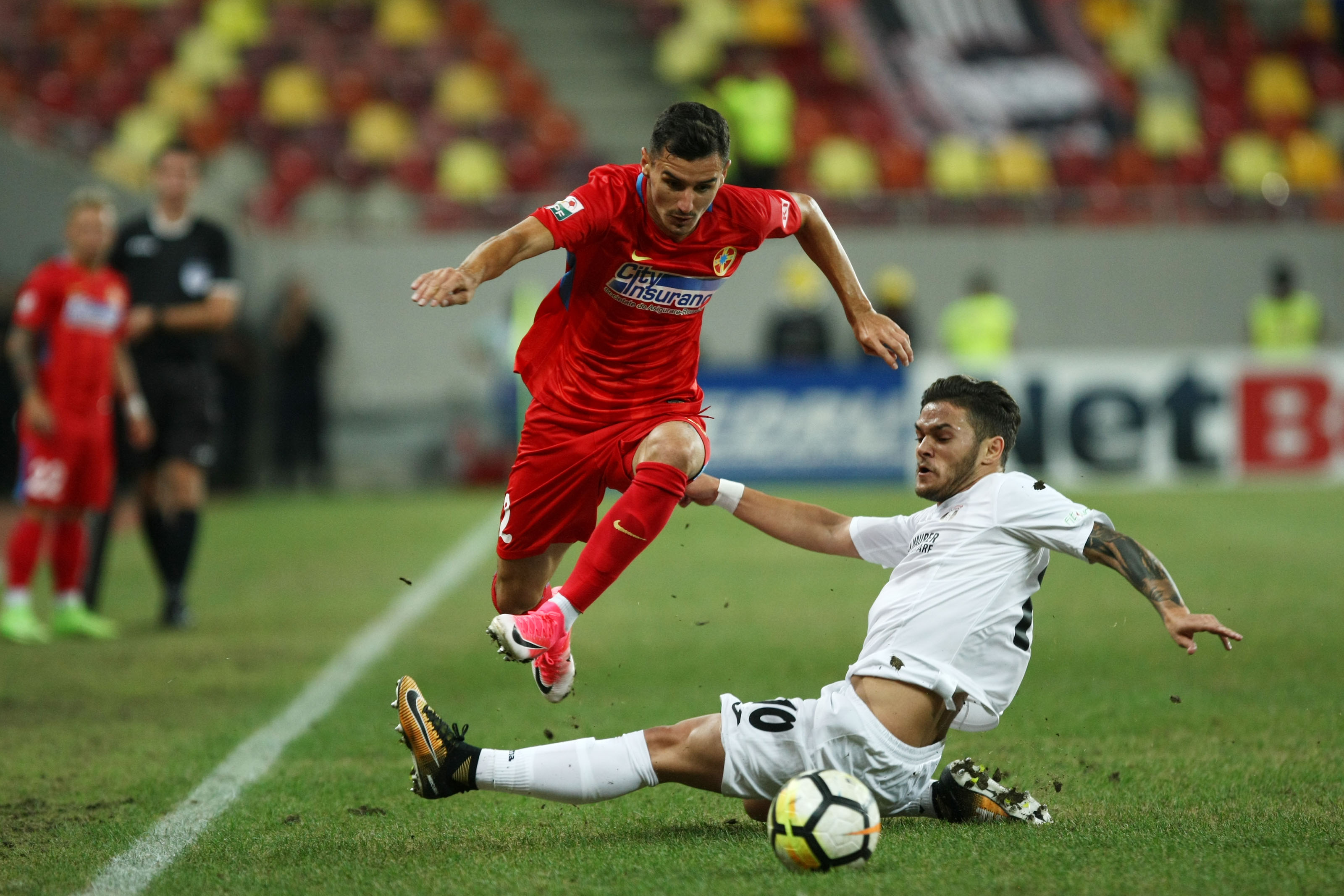 Liga 1, etapa a 6-a: FCSB - Astra 1-1. Conflict între Iordănescu şi Popescu. Teixeira, accidentat. Golofca, gol nevalidat. Gazonul, execrabil. Reacţii | FOTO & VIDEO