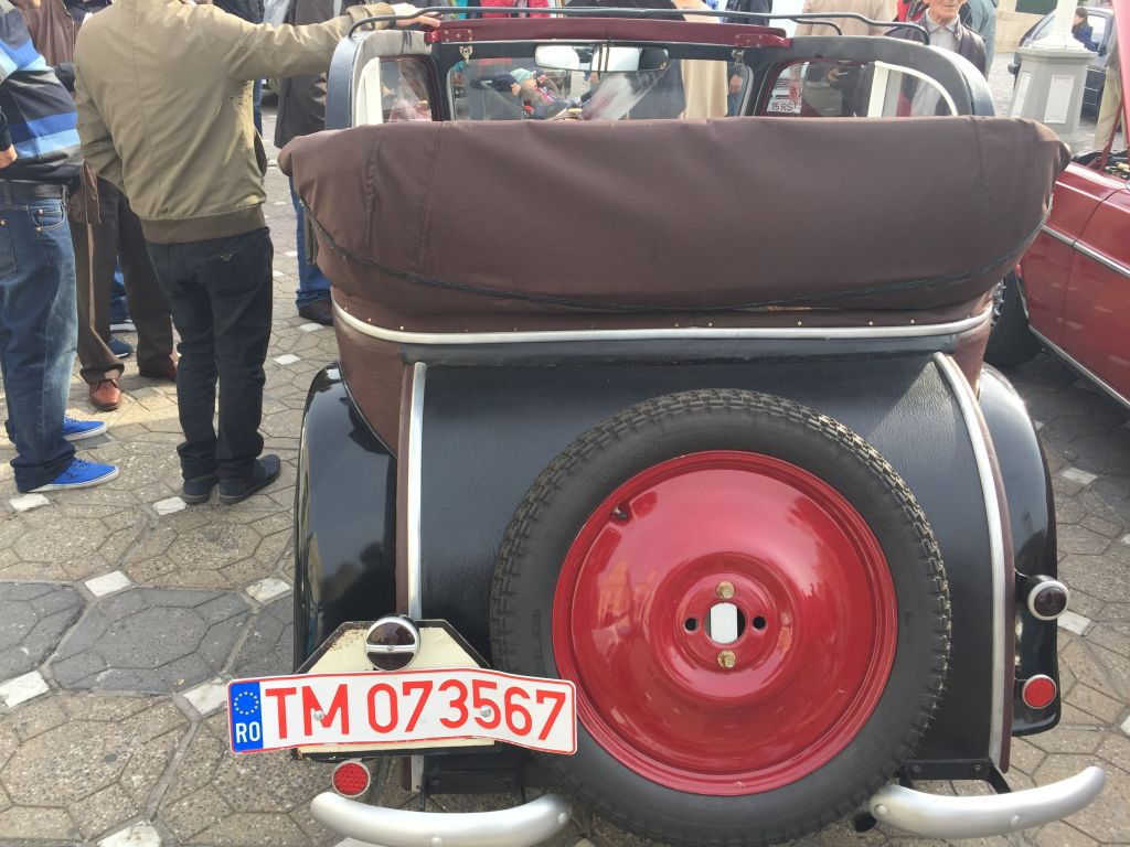 Mașina folosită de Robert Redford în filmul Havana, la Timișoara. E o replică, dar bijuteria a făcut furori printre iubitorii de mașini de epocă
