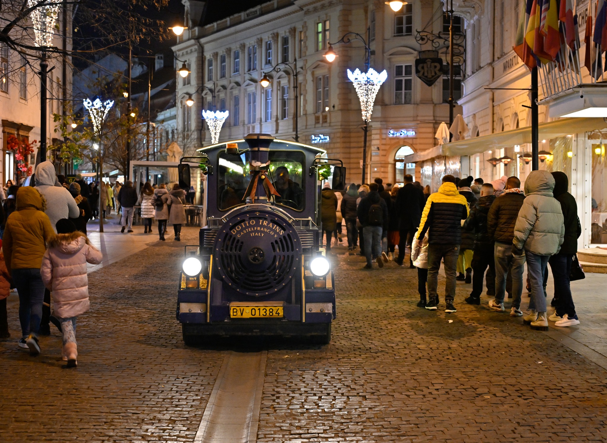Târgul de Crăciun Sibiu 2025. Peste 100 de căsuțe cu delicii gastronomice, o roată panoramică de 22 de metri și Atelierul lui Moș Crăciun vă așteaptă în centrul orașului