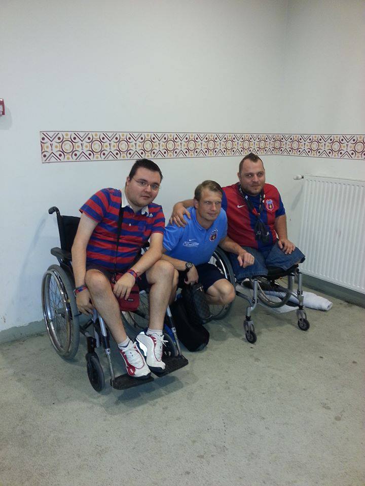 GALERIE FOTO / Minune de Sărbători în România! ^Steaua a ridicat din nou în picioare un fan cu membrele inferioare amputate