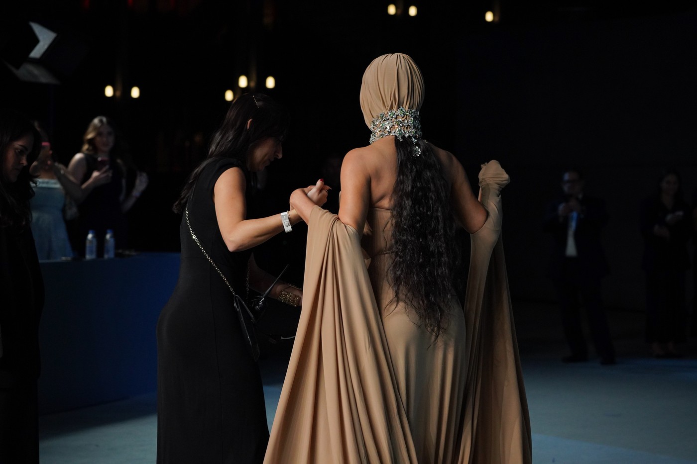 Kim Kardashian șochează cu ținuta bizară purtată la Academy Museum Gala 2025. Cine i-a creat rochia cu mască nude care i-a acoperit fața