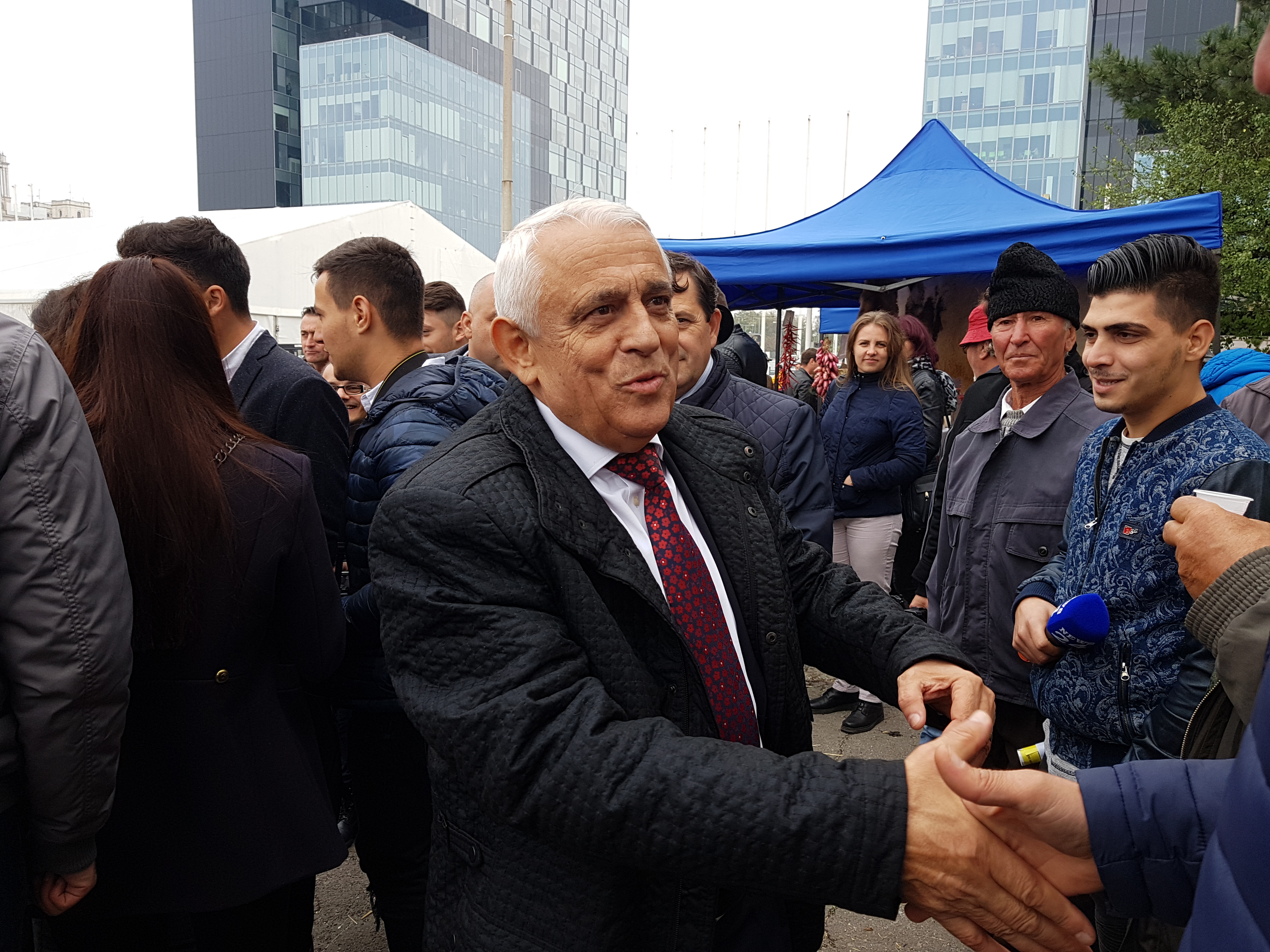 REPORTAJ. Dragnea și Daea, pe urmele oii, la Indagra: Au gustat pastramă, au probat căciuli și au făcut baie de mulțime