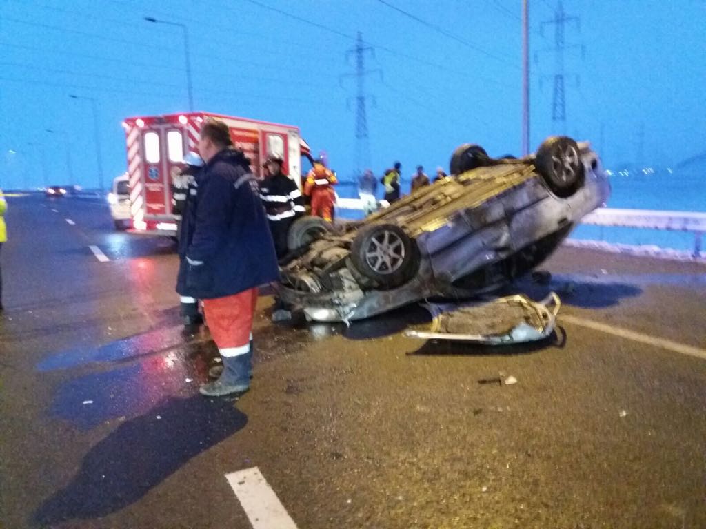 Doi răniți grav, după ce mașina în care se aflau s-a rostogolit pe şosea din cauza vitezei excesive