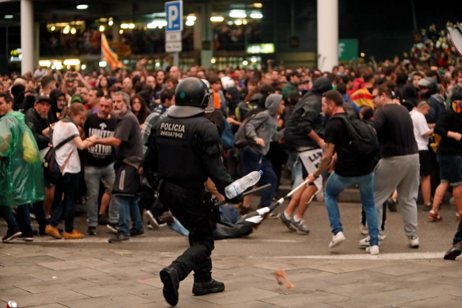 Aeroportul din Barcelona, blocat de protestatari după ce nouă politicieni pro-independență au fost condamnați la închisoare. Zeci de zboruri, anulate