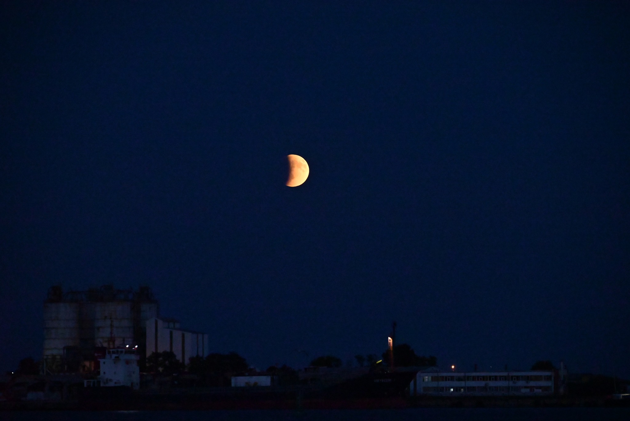 Cum a fost surprinsă „Luna sângerie” pe cerul României: imagini cu eclipsa totală