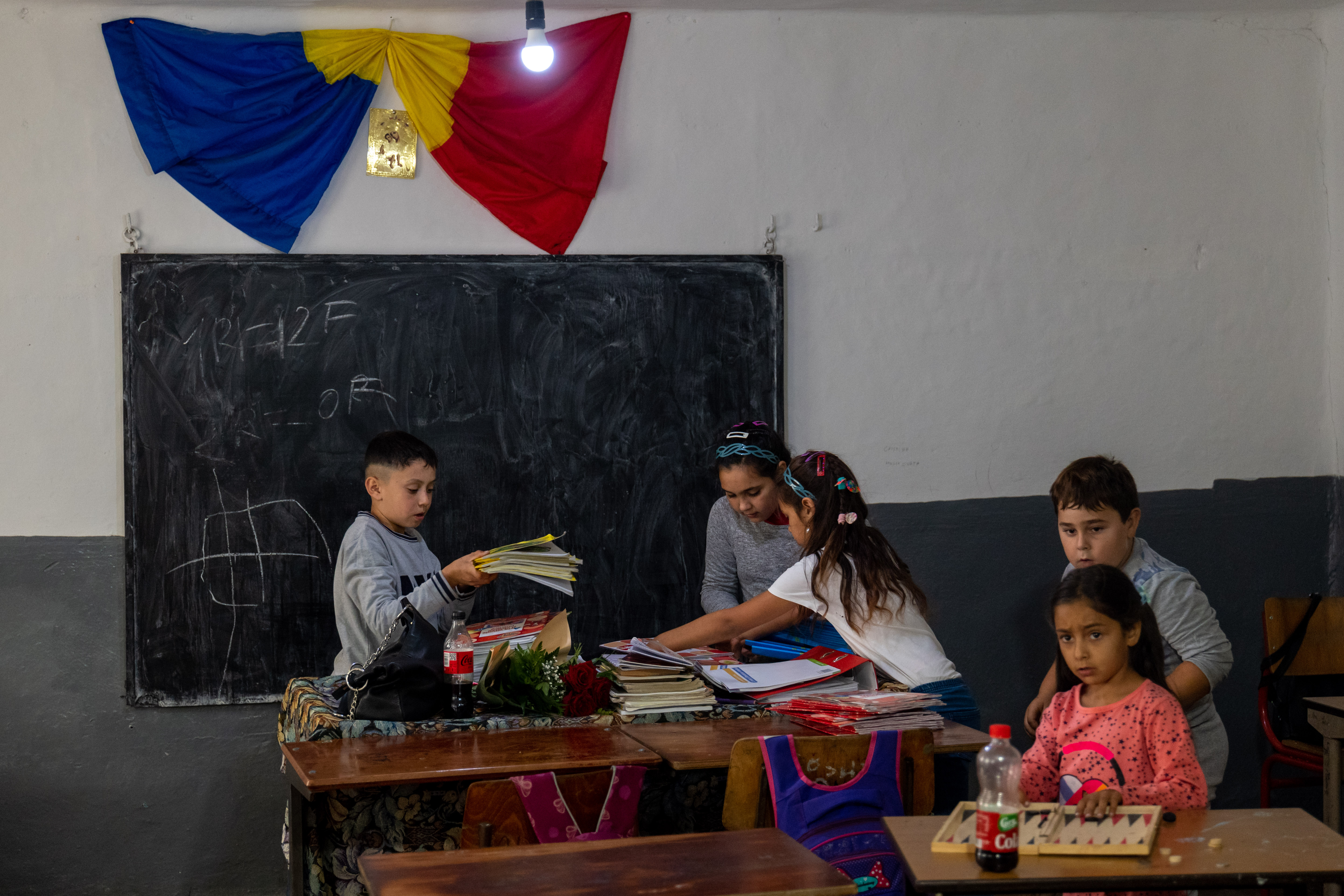 REPORTAJ. Cum a început anul școlar pentru elevii dintr-un sat din nordul Moldovei: romii învață în casă de chirpici, cu WC-ul în curte, românii, în școală cu toalete moderne