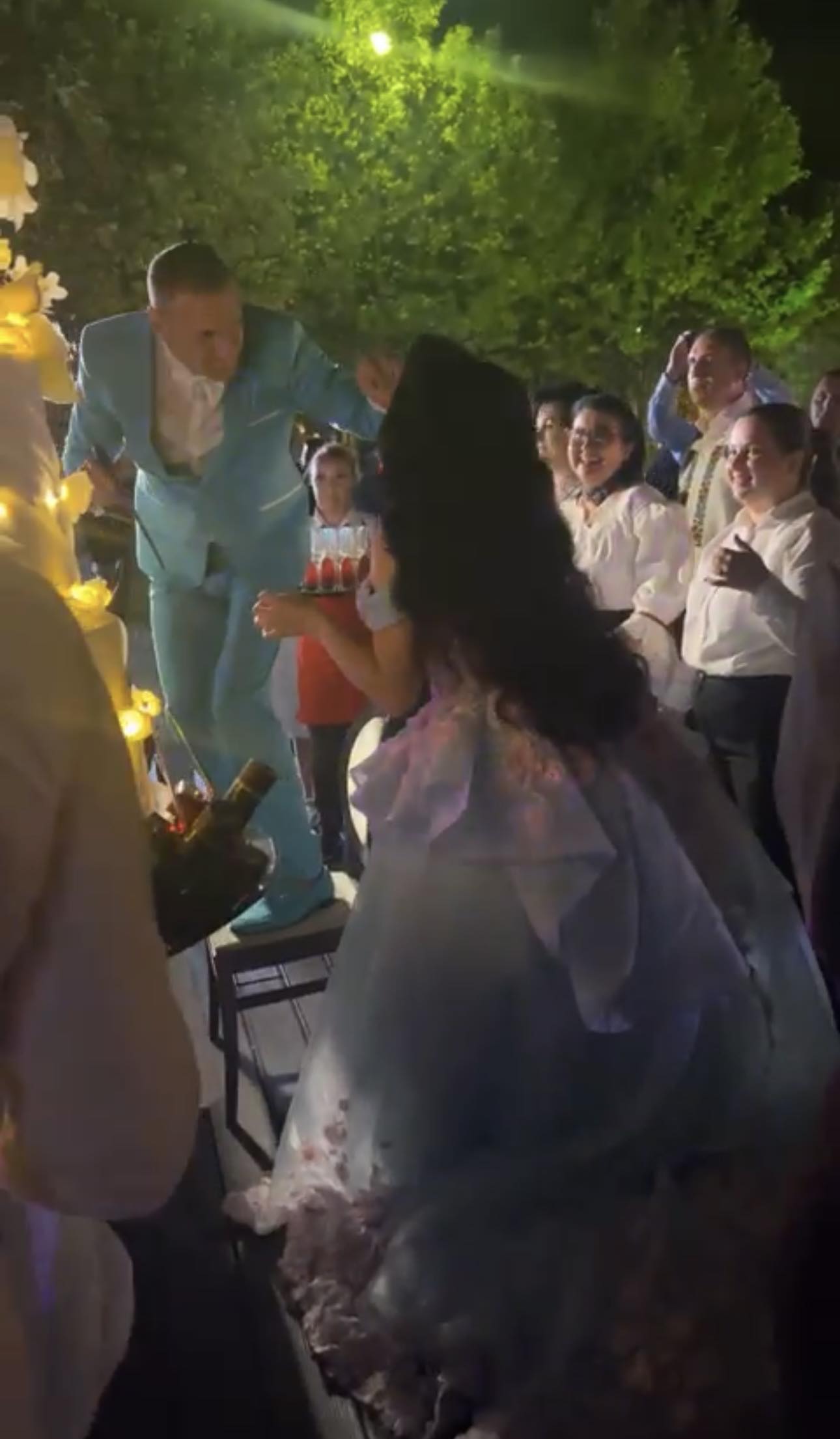 Alin Oprea s-a căsătorit religios cu Medana. Imagini de la nunta ca-n filme a solistului de la Talisman