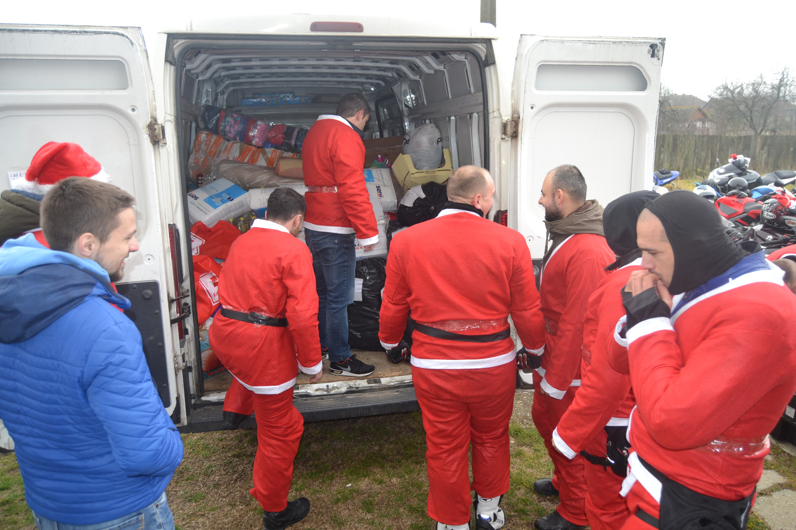 Moș Crăciun s-a urcat pe motocicletă să împartă cadouri copiilor sărmani din Timiș| FOTO/VIDEO