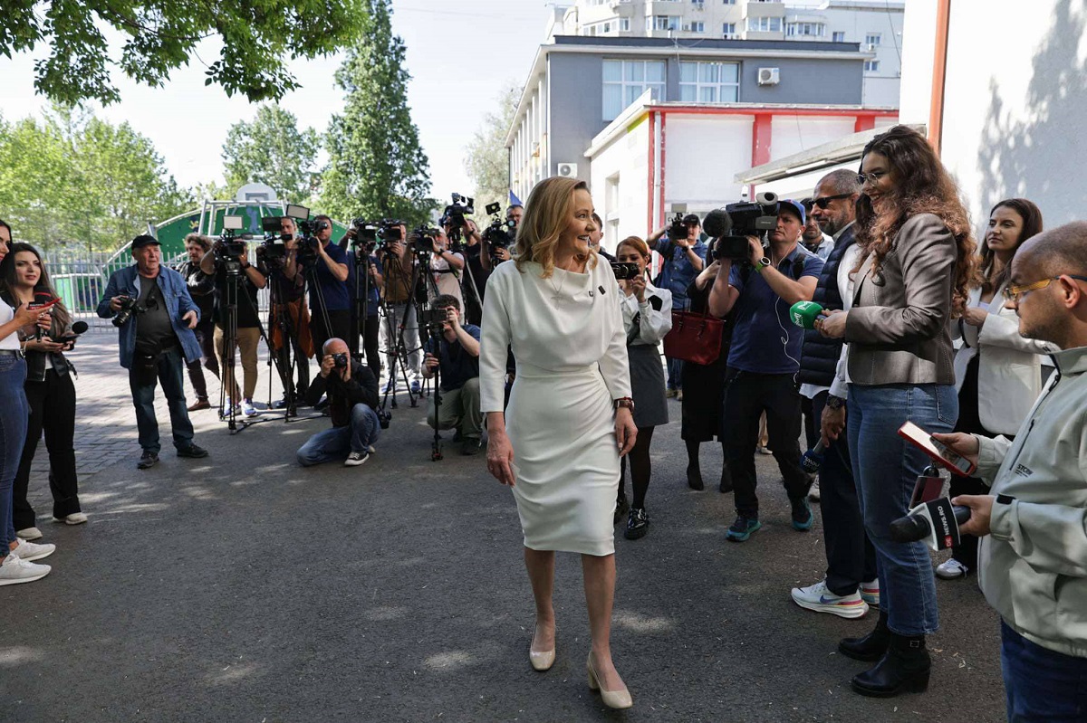 Elena Lasconi, îmbrăcată într-o rochie de 1.000 de lei la secția de votare. Cine i-a creat ținuta și cum a apărut alături de Cătălin Georgescu, soțul ei