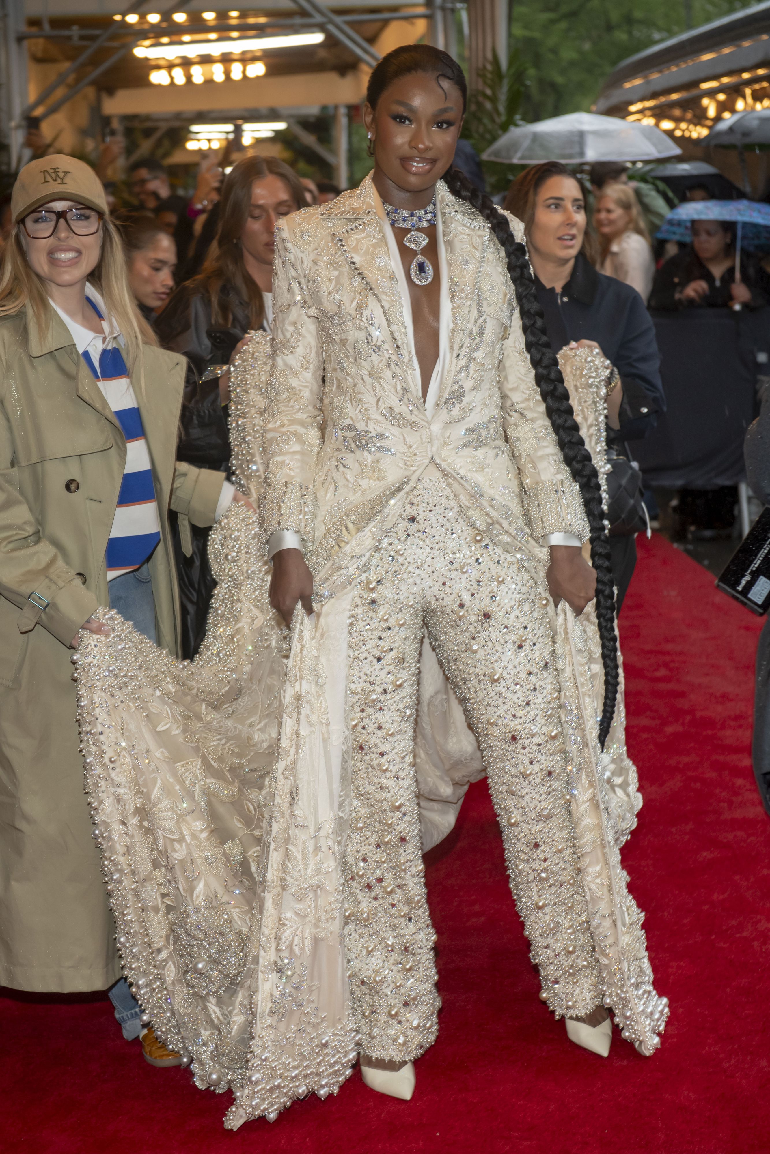 Cum au apărut vedetele la Met Gala 2025. Madonna a defilat cu un trabuc în mână, iar Kim Kardashian a atras toată atenția