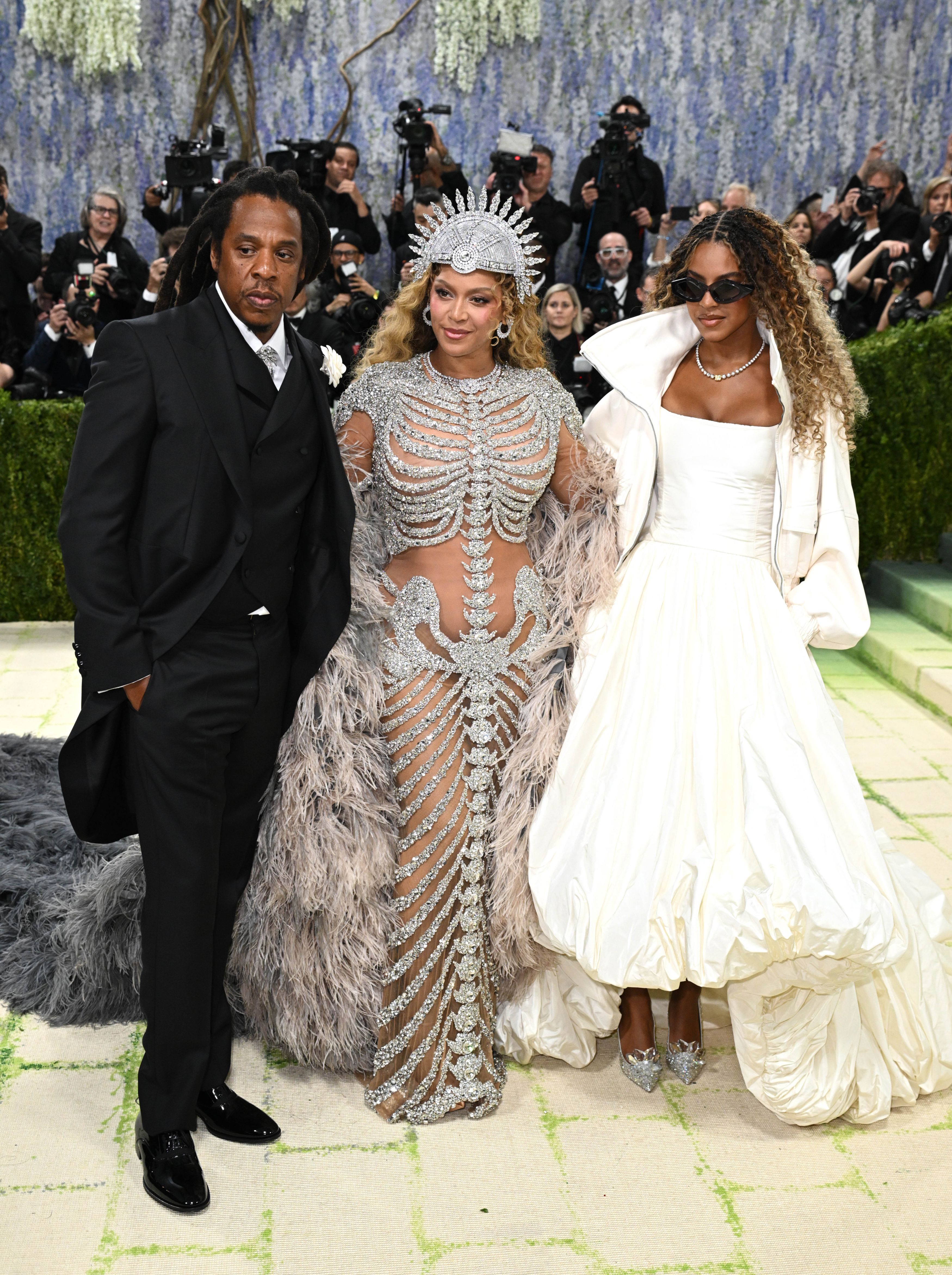 Vedete pe „covorul pietruit” la Met Gala 2026. De la rochii impresionante la alegeri controversate