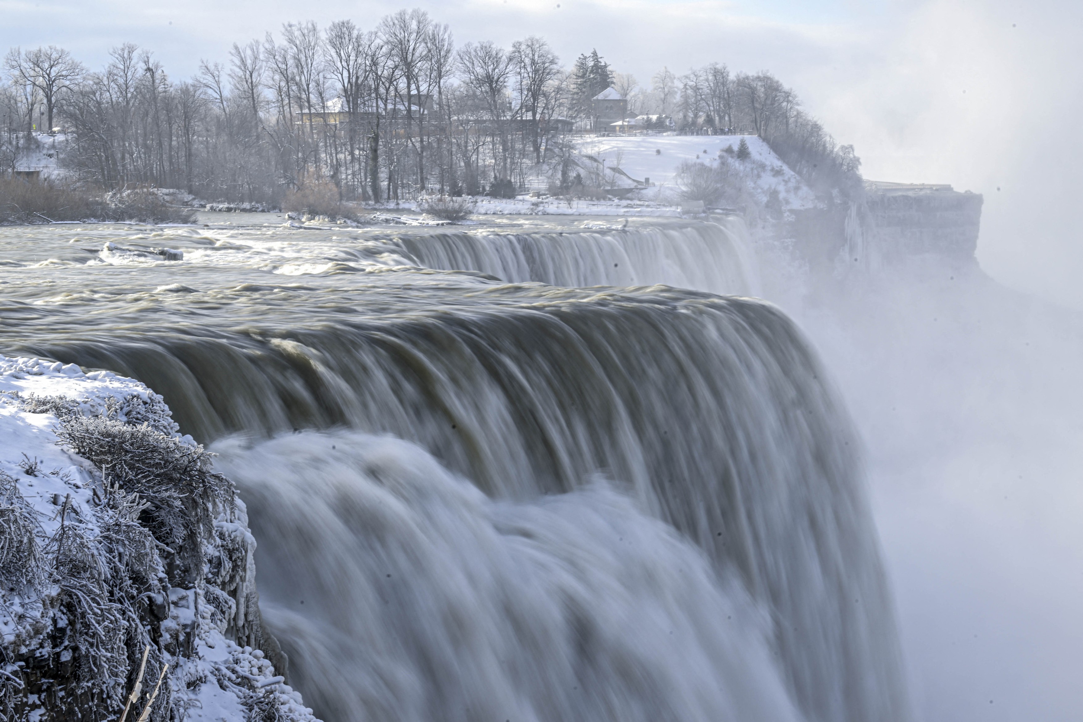 Imagini spectaculoase cu cascada Niagara, înghețată parțial după „viscolul secolului” care a lovit SUA