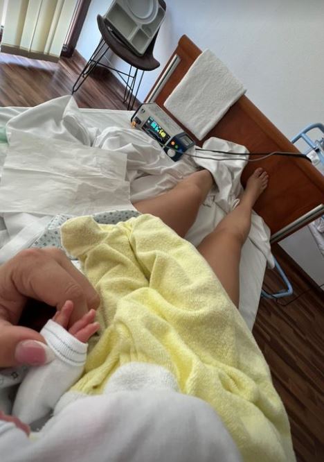Daniela Crudu a fost externată. Iubitul a venit să o ia de la spital după ce a născut, însă au plecat fără fetiță
