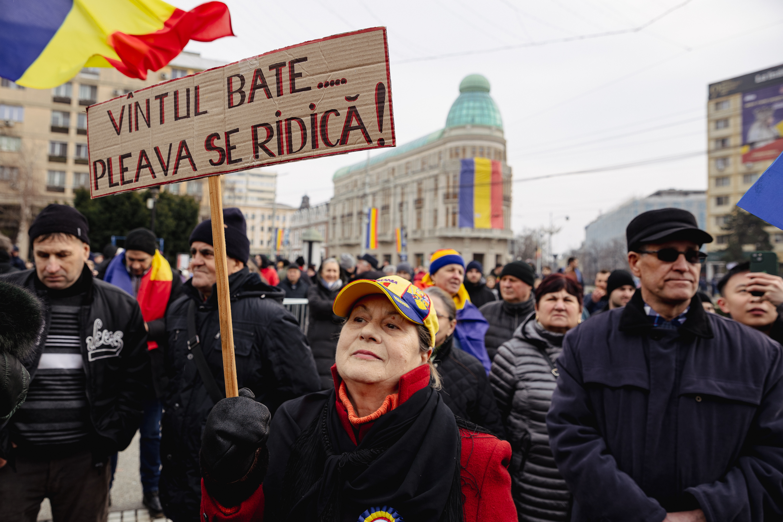 Ziua Unirii în imagini la Iași: câteva mii de oameni s-au bucurat de „sârba moldovenilor” și au fluierat puținii politicieni prezenți | Fotoreportaj