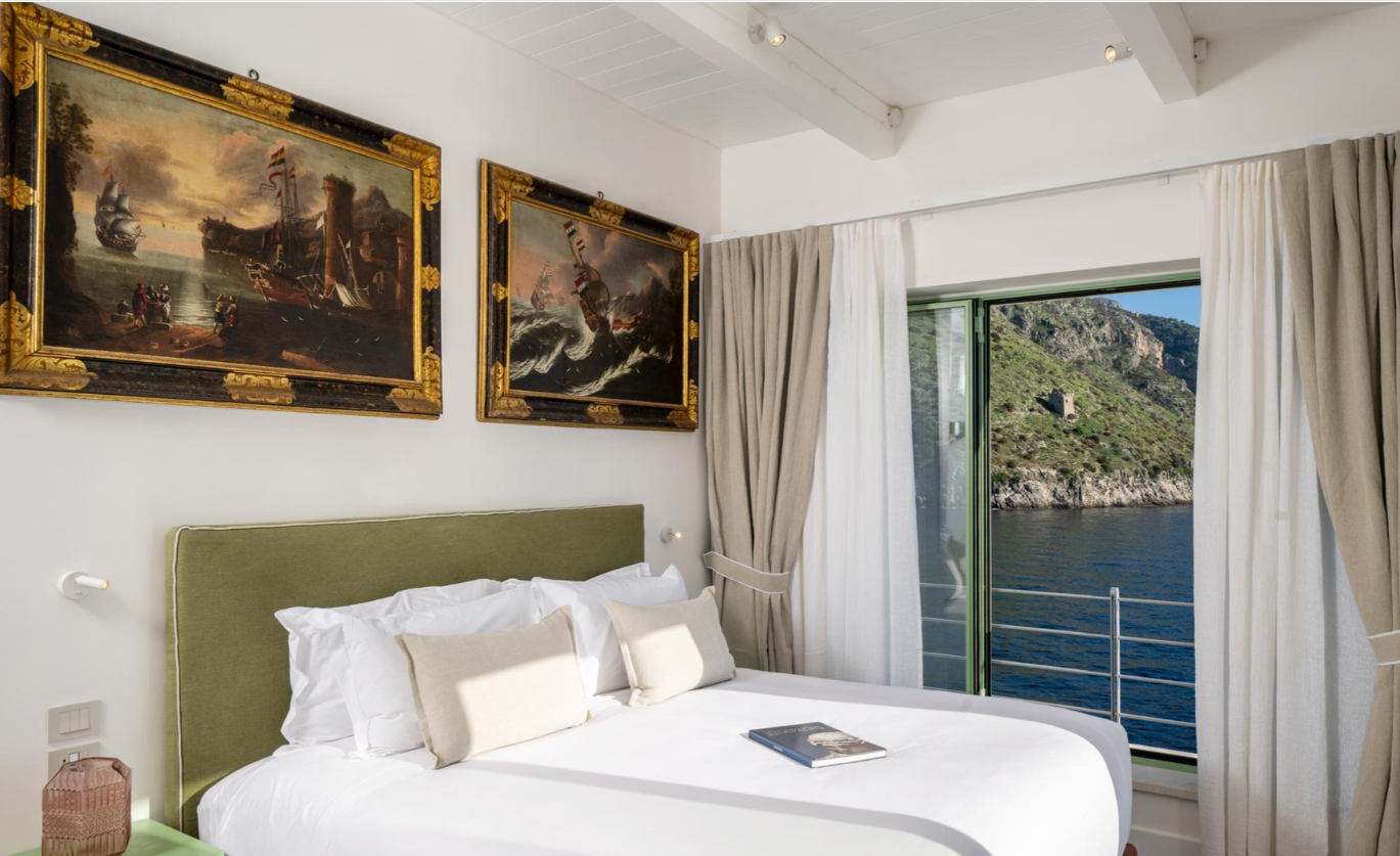 Fosta insulă a lui Eduardo De Filippo, închiriată cu 300.000 de euro pe săptămână. Cum arată paradisul privat de pe Coasta Amalfi