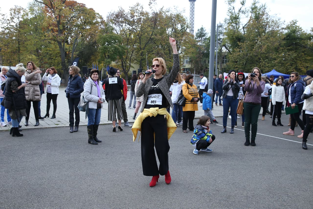 Maraton pe tocuri, în București! La "Maratoc", un eveniment caritabil organizat de actrița Monica Davidescu, au putut participa și bărbați