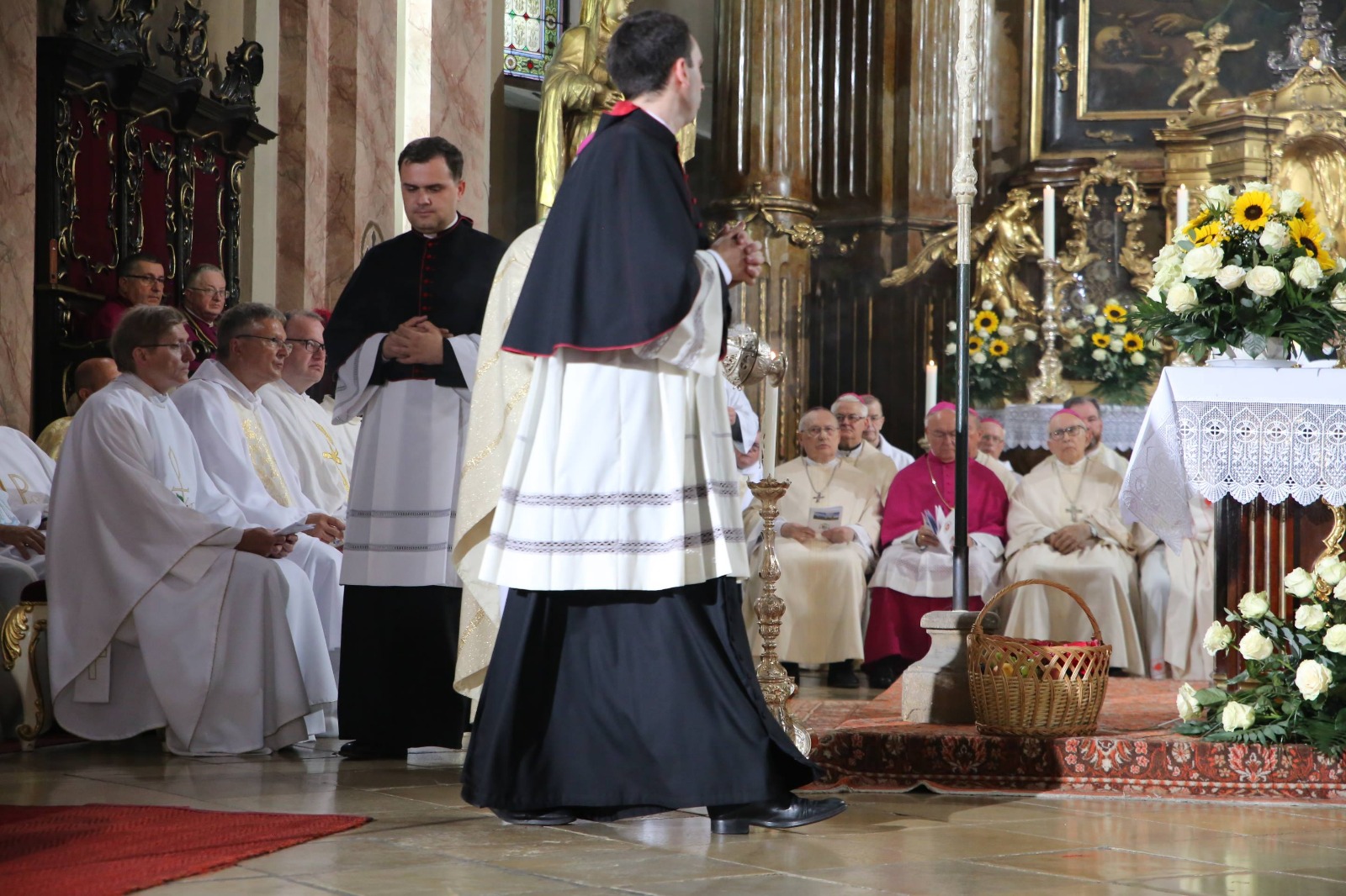 FOTO/ Ceremonie impresionantă în Piața Unirii din Timișoara. A fost instalat noul episcop romano-catolic