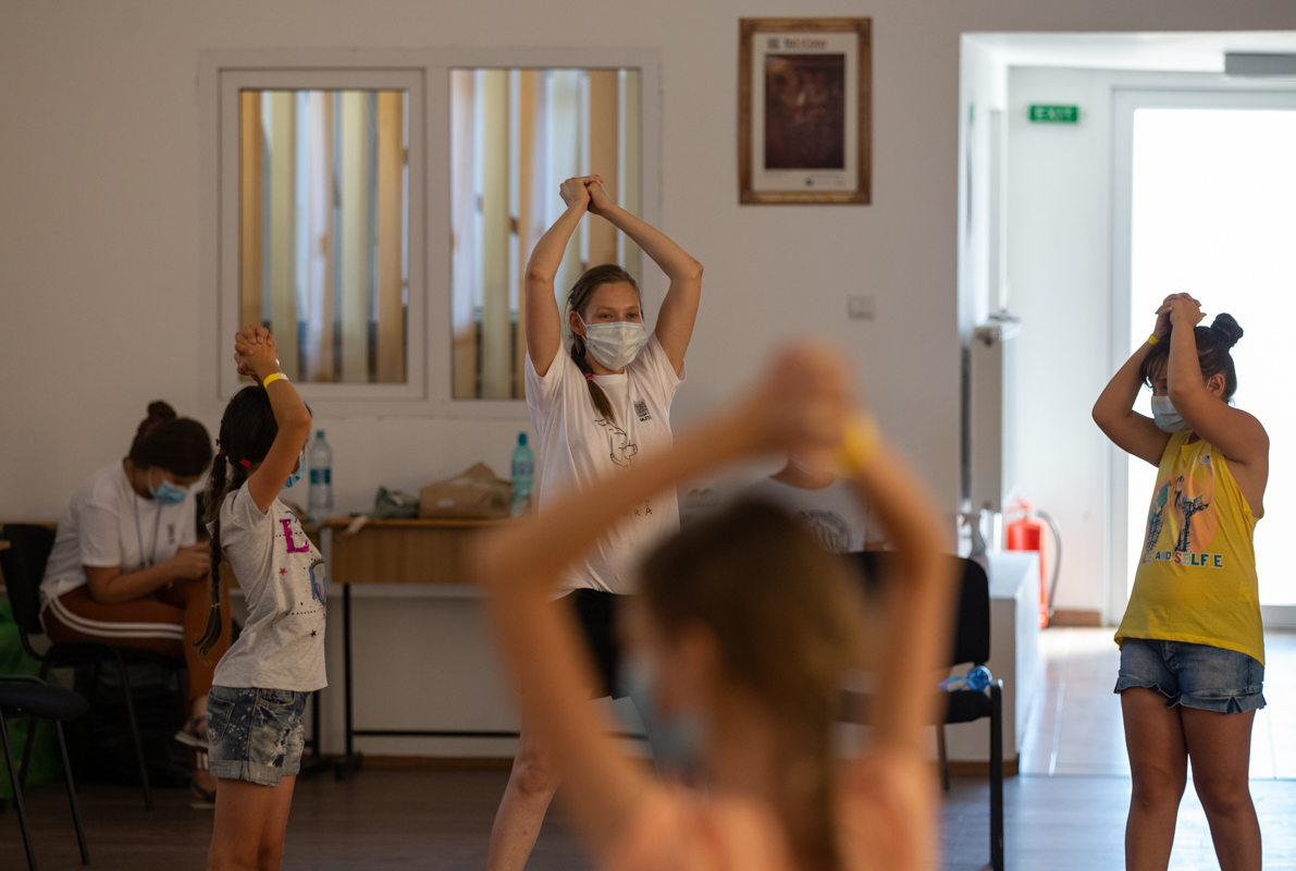 “Cultură’n șură”. O trupă de tineri artiști transformă curțile sătenilor în scene de teatru, de opt ani: “Dacă locuiești într-un sat, nu înseamnă că trebuie să fii izolat cultural”
