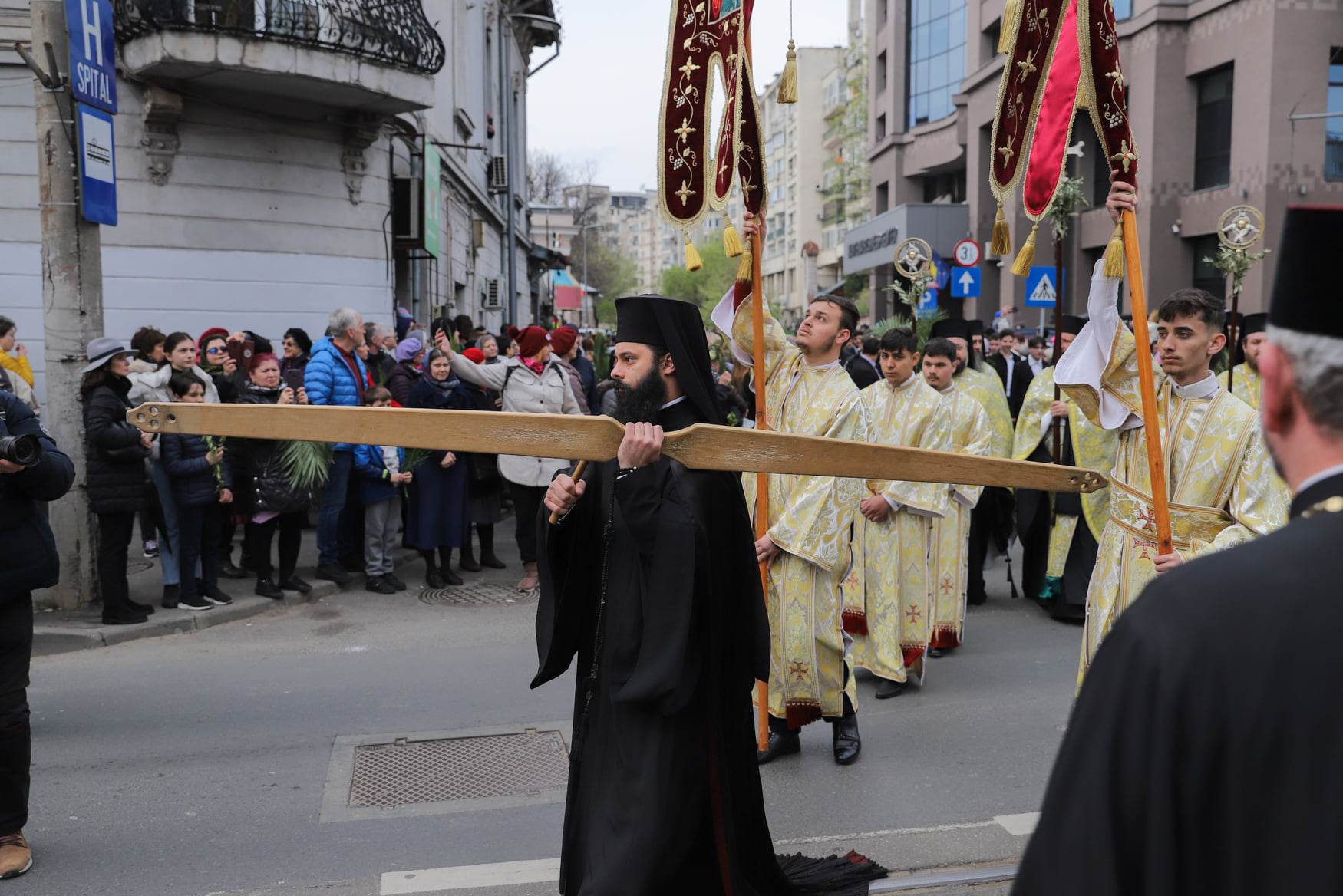 Pelerinaj de Florii în București. Sute de oameni au luat parte la procesiune. Traficul a fost restricționat. FOTO