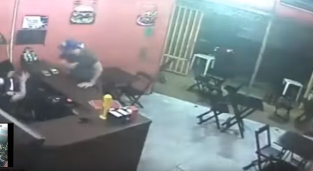 Un polițist brazilian a luat-o la bătaie pe proprietara unui restaurant pentru că i-a greșit sosul pentru hamburger | FOTO