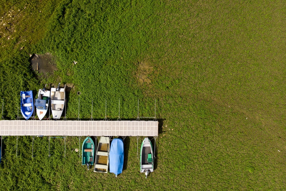 Lacul Brenets din Elveția a secat complet. Bărcile stau acum într-o poieniță
