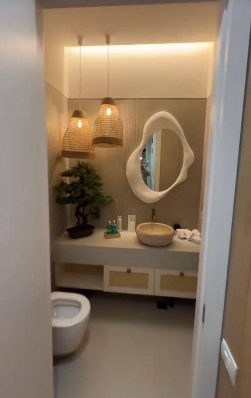 Imagini din apartamentul în care locuiește Daniela Crudu. Doar o oglindă a costat 7.000 de lei