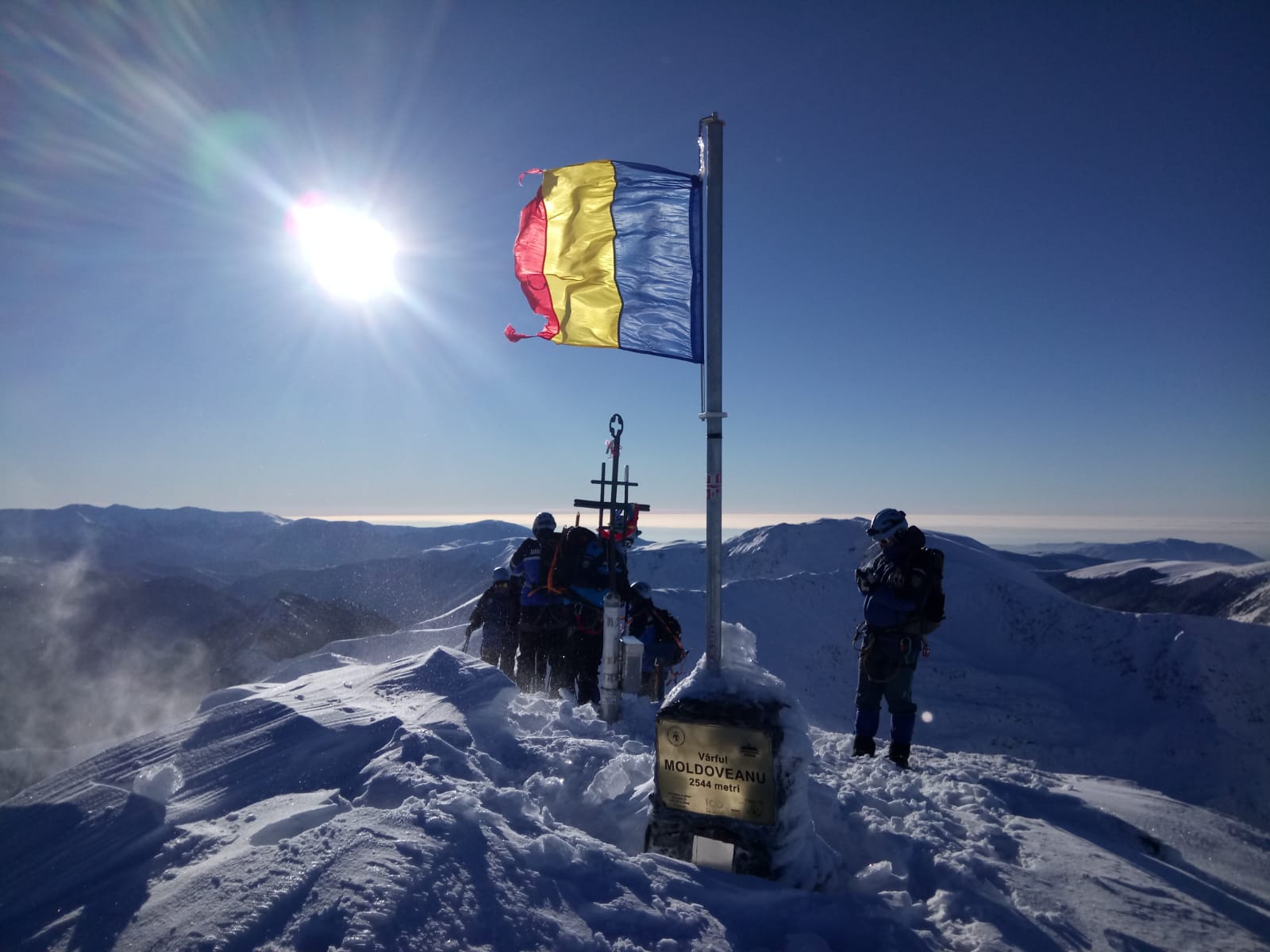 Jandarmii au pus tricolorul pe cei mai înalți munți din România. Au mers prin zăpadă până la gât, ca să pună steagul pe Vârful Omu - FOTO
